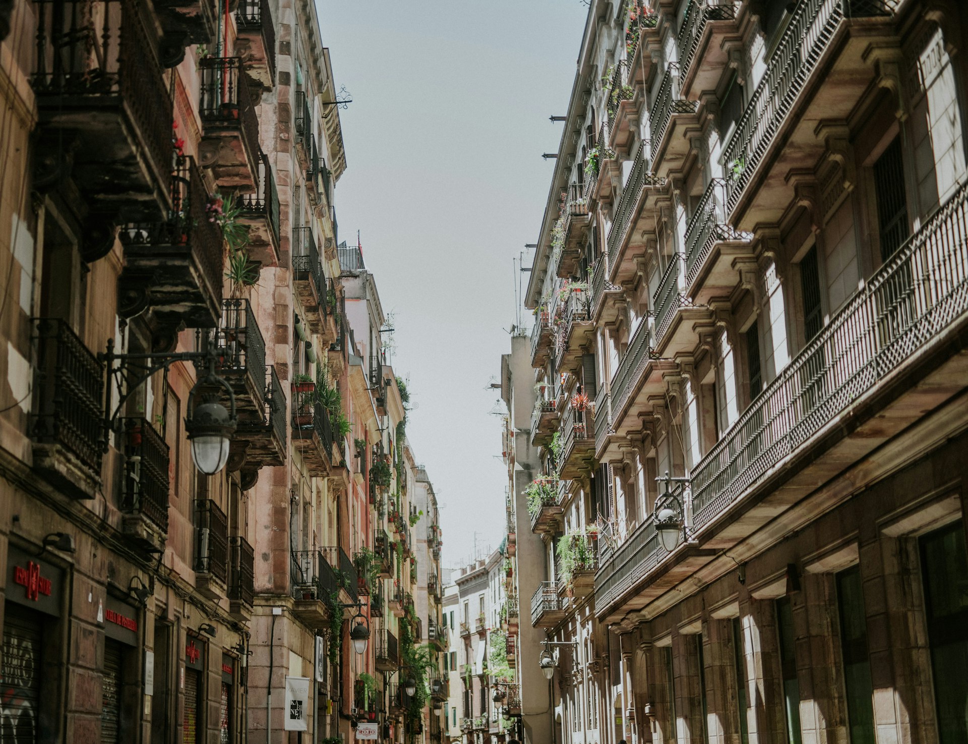 Calle de Barcelona con edificios de viviendas y balcones de hierro