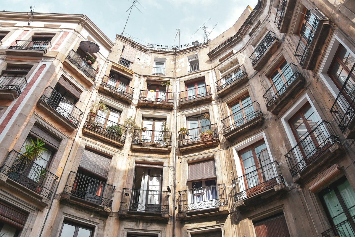 Fachada de un edificio residencial con balcones en Barcelona