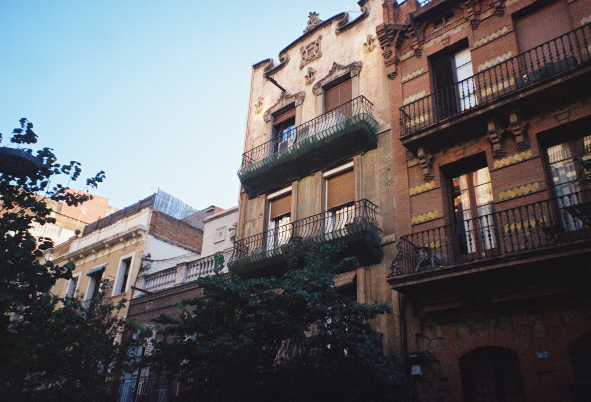 Edificios de viviendas de barrio con balcones en Barcelona